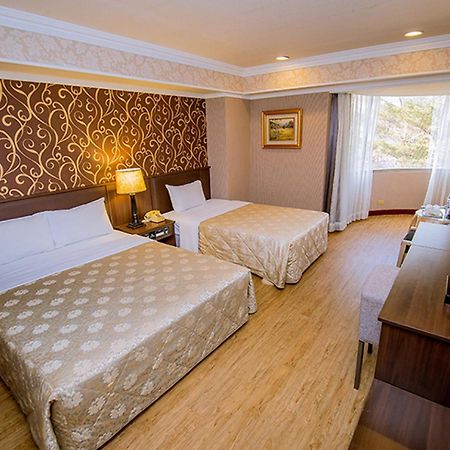 Hamilton Hotel Тайджун Екстериор снимка