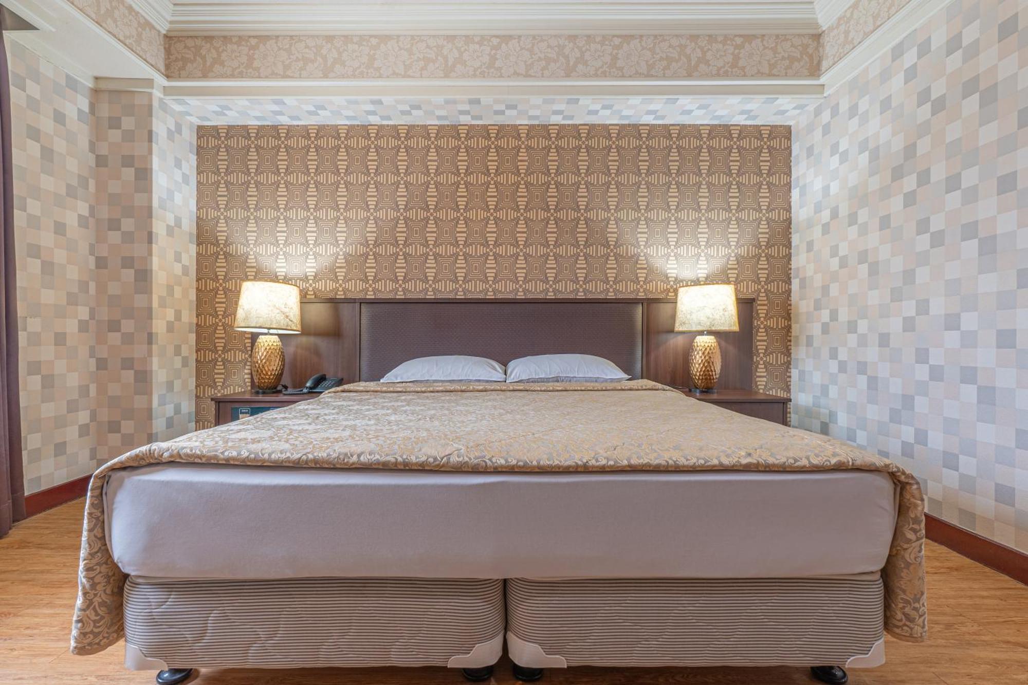 Hamilton Hotel Тайджун Екстериор снимка