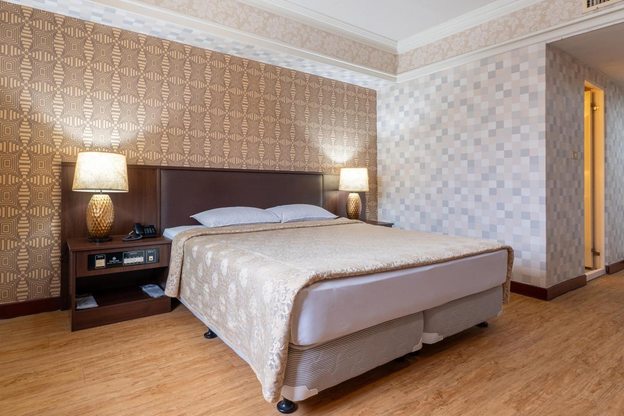 Hamilton Hotel Тайджун Екстериор снимка
