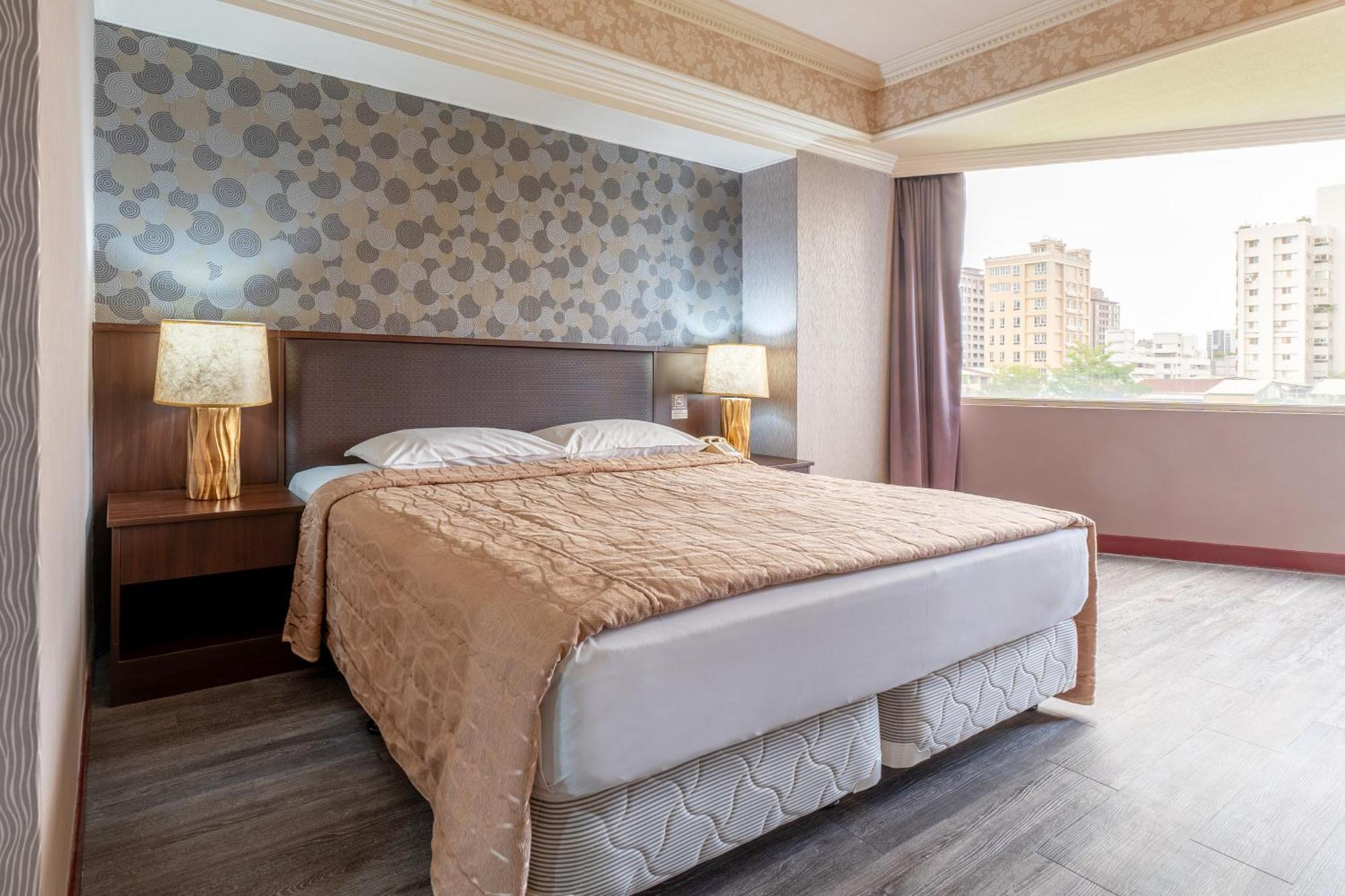 Hamilton Hotel Тайджун Екстериор снимка
