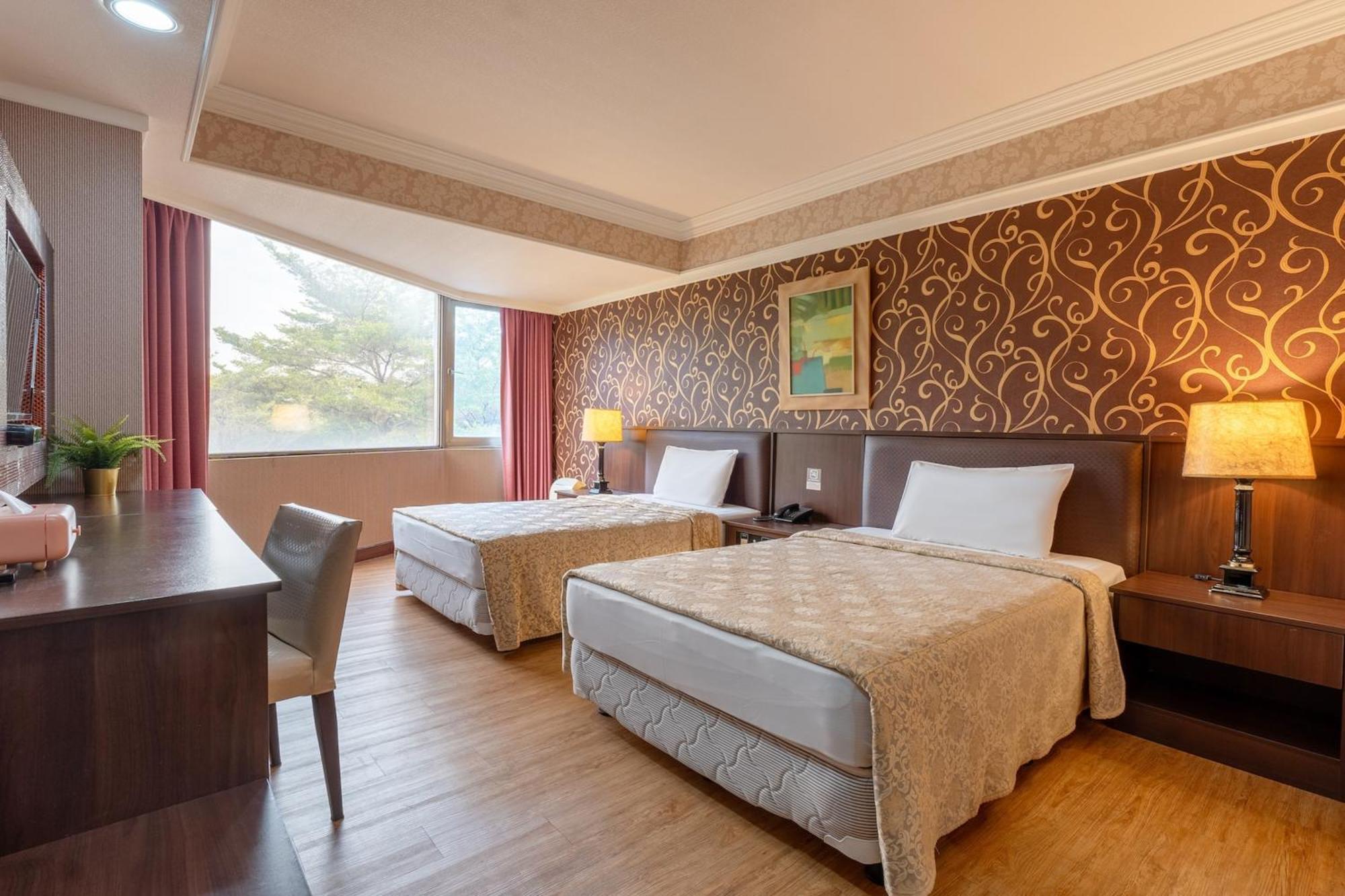 Hamilton Hotel Тайджун Екстериор снимка
