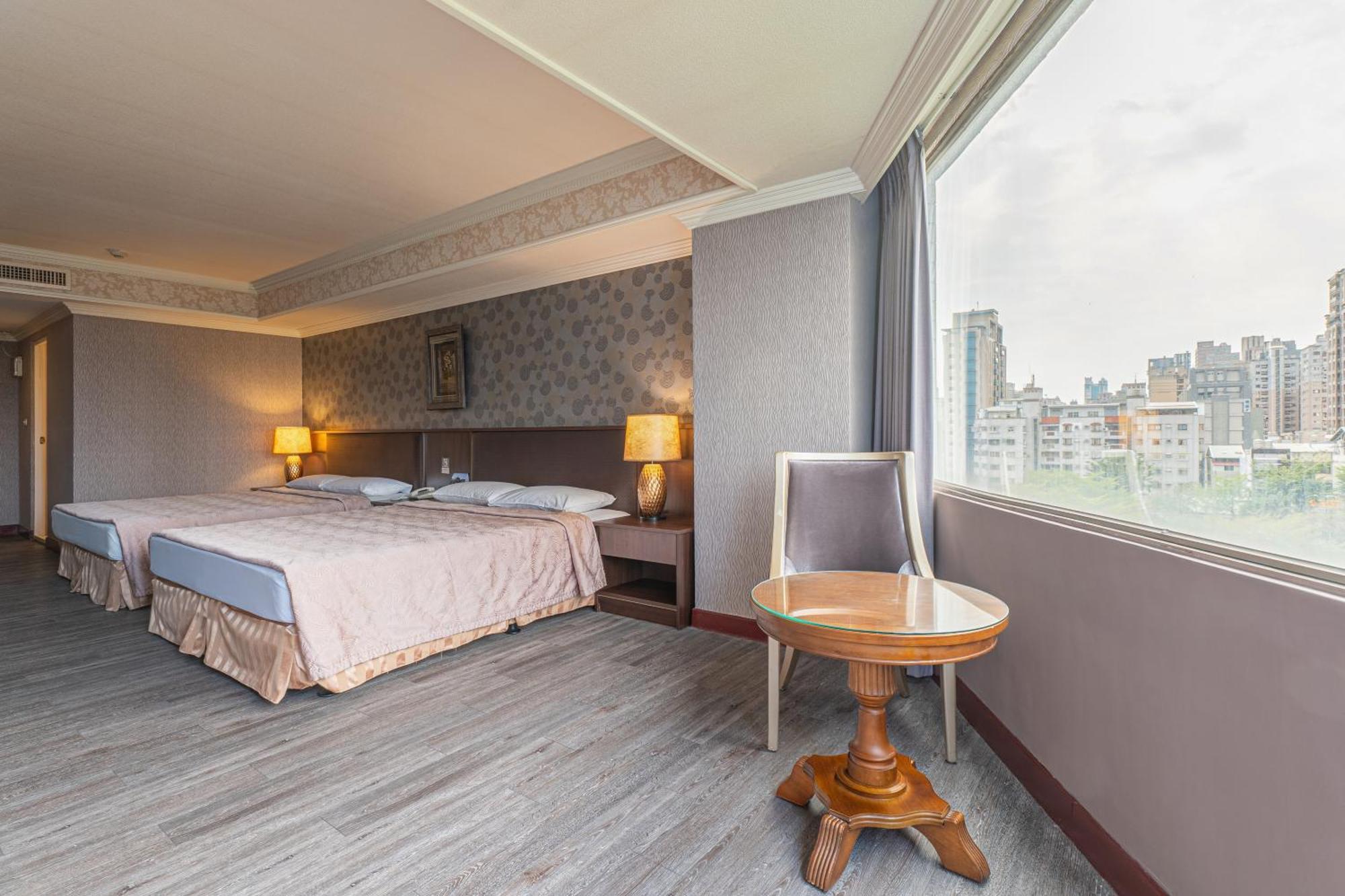 Hamilton Hotel Тайджун Екстериор снимка