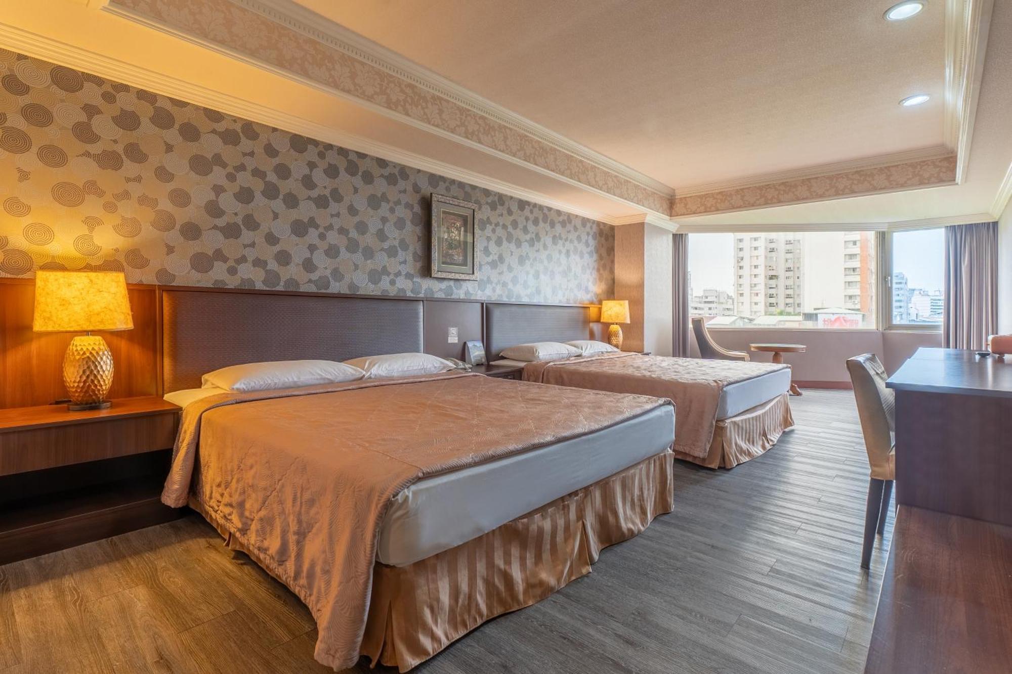 Hamilton Hotel Тайджун Екстериор снимка